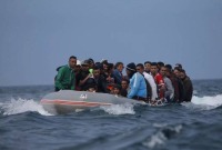 مهاجرون في قارب مطاطي وسط البحر - المصدر: الإنترنت
