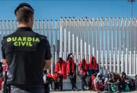 رجل شرطة إسباني يراقب لاجئين دخلوا جيب سبتة 
