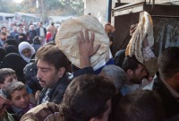 توزيع الخبز عبر البطاقة الإلكترونية في أحد أفران دمشق (Getty)
