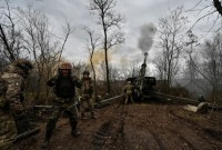 قوات المدفعية الأوكرانية تطلق النيران باتجاه القوات الروسية في منطقة زاباروجيا (رويترز)