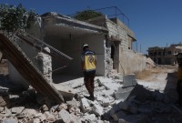 فرق "الخوذ البيضاء" تتفقد الأحياء السكنية في ريف إدلب بعد استهدافها بالمدفعية من قبل النظام وروسيا (الدفاع المدني السوري)