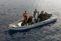 قارب يحمل طالبي لجوء قبالة سواحل مرمريس التركية (الأناضول)