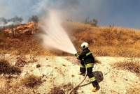 الدفاع المدني يخمد الحرائق شمال غربي سوريا