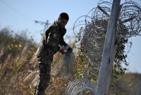 جندي بلغاري يصلح سياج الأسلاك الشائكة على الحدود مع تركيا