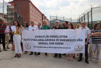 وقفة احتجاجية لأعضاء نقابلة المحامين من أمام مركز  "هارمان دالي" للترحيل في إزمير (Kısa Dalga)