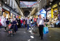 مواطنون في سوق الحميدية بالعاصمة السورية دمشق 