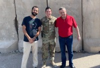 المدير التنفيذي للمنظمة السورية للطوارئ" والطبيب هيثم البزم برفقة ضابط من الجيش الأميركي في مخيم الركبان