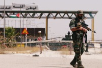 عنصر من قوات النظام قرب الحدود السورية الأردنية ـ رويترز