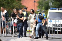 الشرطة السويدية ترافق سلوان موميكا فرب السفارة العراقية في ستوكهولم - السويد، 20 حزيران 2023 (رويترز)