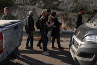 مجموعة من اللاجئين السوريين عبروا الأراضي التركية نحو اليونان (رويترز)