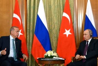 أردوغان يلتقي بوتين أثناء زيارته إلى مدينة سوشتي الروسية (رويترز)