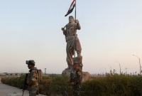 قوات الأمن العراقية تقف حراسة بالقرب من تمثال البشمركة في أعقاب اشتباكات عنيفة بين المجموعات العرقية، في كركوك،