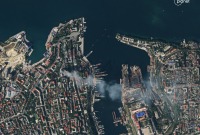 صورة قمر صناعي تظهر الدخان يتصاعد من مقر البحرية الروسية في البحر الأسود بعد ضربة صاروخية،