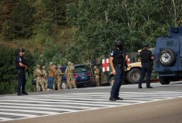 شرطة كوسوفو والقوات الأمريكية والاتحاد الأوروبي تقف على أهبة الاستعداد بعد مقتل ضابط شرطة وإصابة آخر في إطلاق نار في كوسوفو في جوزيفيك