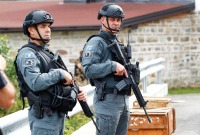 عناصر من شرطة كوسوفو بعد عملية إطلاق النار ـ رويترز