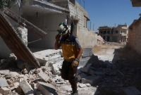 فرق الإنقاذ خلال تفقدهم مناطق تعرضت للقصف في ريف إدلب – 6 آب 2023 (الدفاع المدني السوري)