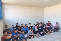 طلاب في مدرسة بدرعا يجلسون على أرضية الصف مع بداية عام دراسي جديد