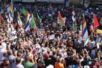 المتظاهرون في ساحة "الكرامة" وسط مدينة السويداء (السويداء 24)