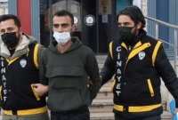 السلطات التركية تقتاد الجاني إلى قاعة المحكمة