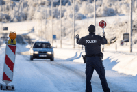 شرطي ألماني يوقف سيارة عند نقطة حدودية مع النمسا قرب زينلد - أ ف ب
