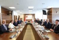 يدير المشروع بشكل مشترك وزارة الأسرة التركية وبعثة الاتحاد الأوروبي إلى تركيا.