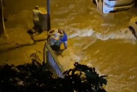 مواطنون أتراك ينقذون مسنة سورية من الفيضان في إسطنبول