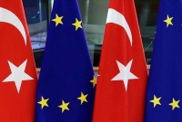 راية الاتحاد الأوروبي والعلم التركي (الأناضول)