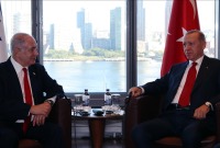 الرئيس التركي رجب طيب أردوغان يلتقي رئيس الوزراء الإسرائيلي بنيامين نتنياهو في نيويورك (الأناضول)