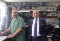 حسين أوزون في أحدى ورش تصينع الأحذية وحقائب اليد (Anadolu Gazete)