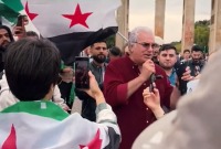 عبد الحكيم قطيفان يغني للثورة من ألمانيا: "عاشت سوريا ويسقط بشار الأسد"