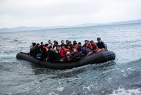 لاجئون على متن قارب مطاطي قبالة سواحل اليونان - AFP