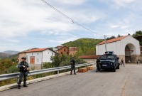 ضباط شرطة كوسوفو يقومون بدورية في أعقاب حادث إطلاق نار في قرية بانجسكا