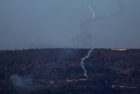 مشاعل فوق الحدود الإسرائيلية اللبنانية ـ رويترز