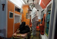 نقل أحد المصابين بمرض الكوليرا إلى مراكز العلاج - 22 تشرين الثاني 2022 (الدفاع المدني)