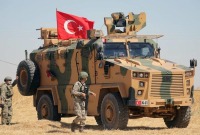 مركبة عسكرية تركية قرب تل أبيض بريف الرقة في سوريا - رويترز
