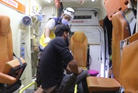 إنقاذ ضحايا قصف النظام السوري على إدلب (الدفاع المدني السوري - فيس بوك)