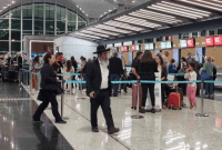 مواطنون إسرائيليون يغادرون الأراضي التركية من مطار إسطنبول (وسائل إعلام تركية)
