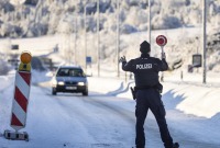 شرطي ألماني يوقف سيارة عند نقطة حدودية مع النمسا - أ ف ب