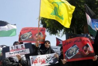 أنصار حزب الله يرفعون علم فلسطين إلى جانب راية الحزب - المصدر: الإنترنت