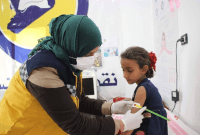 فحص سوء التغذية لطفلة في شمال غرب سوريا - الدفاع المدني