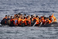 لاجئون على متن قارب مطاطي وسط البحر المتوسط - رويترز