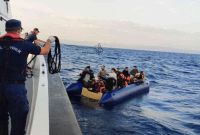 إنقاذ مهاجرين غير شرعيين على متن قارب مطاطي - الأناضول