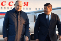استقبال رئيس مجلس وزراء قيرغيزستان أكيلبيك جباروف، الرئيس فلاديمير بوتين في مطار ماناس الدولي - موسكو تايمز