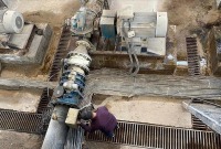 عامل في محطة مياه علوك بالقامشلي ـ الأناضول
