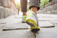 المشي.. ما فوائده وهل ينصح به بعد الأكل مباشرة؟