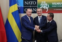 الرئيس التركي رجب طيب أردوغان والأمين العام لحلف شمال الأطلسي "الناتو" ينس ستولتنبرغ ورئيس الوزراء السويدي أولف كريسترسون في ليتوانيا (الأناضول)