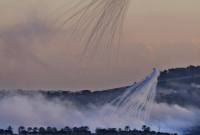 قصف مدفعي إسرائيلي بالقذائف الفوسفورية على بلدة الضهيرة جنوبي لبنان – 16 تشرين الأول 2023 (AP)