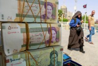 تبلغ قيمة الدولار الأميركي اليوم أمام العملة الإيرانية نحو 42 ألفا و200 ريال