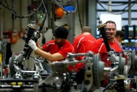 موظفو شركة تصنيع السيارات الألمانية بورش يعملون في مصنع بورش في شتوتغارت