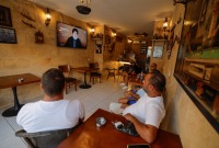 لبنانيون يتابعون خطاب حسن نصر الله في صور ـ رويترز